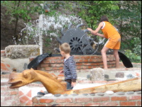 hinten: Die Wasserschleuder; vorne: Die Wasserwippe/Seeschlange