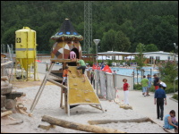 Die Spielh�tte; hinten: Das Freibad Hirschau